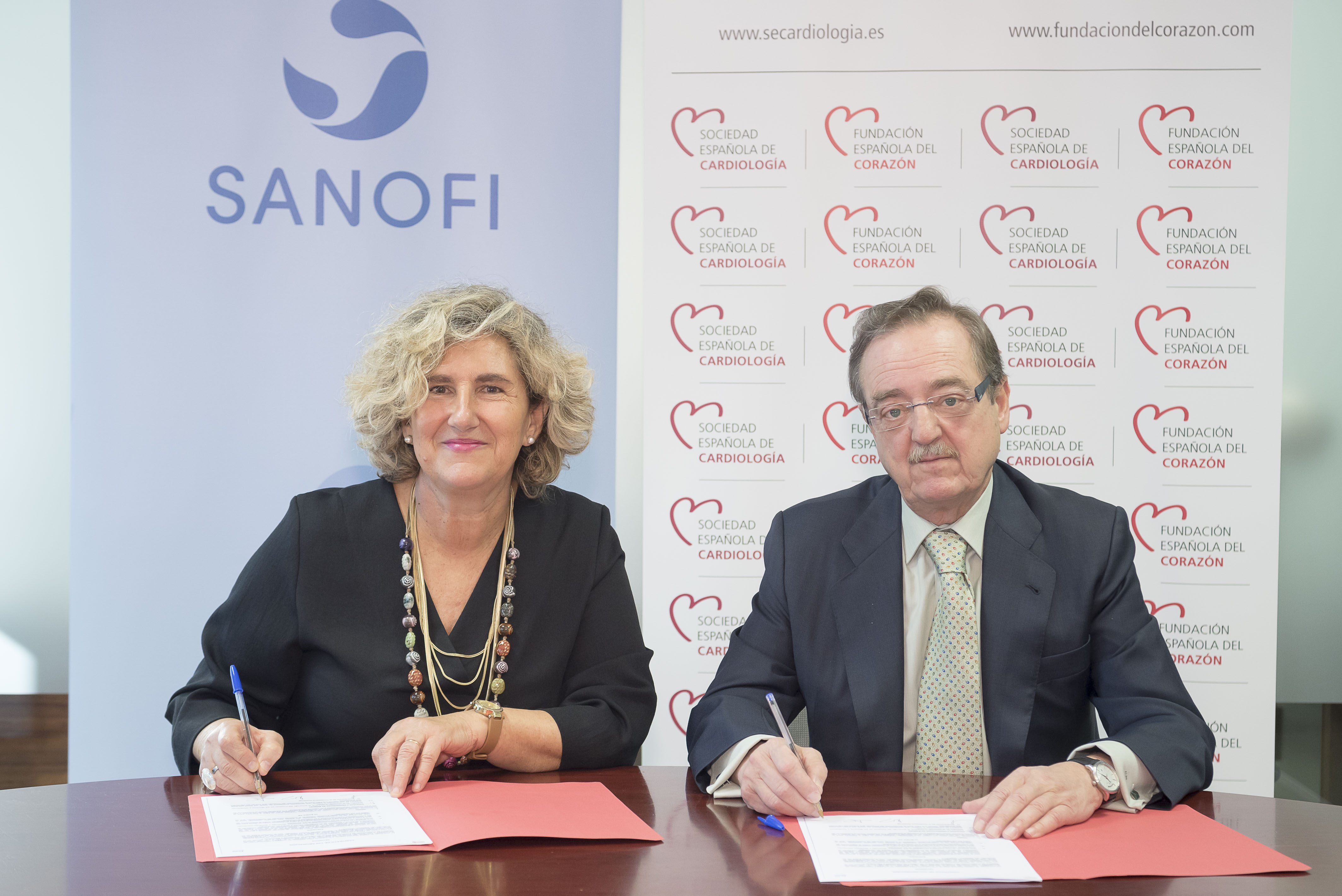 Arantxa Catalán, responsable de Public Affairs de Sanofi, y Carlos Macaya, presidente de la FEC.