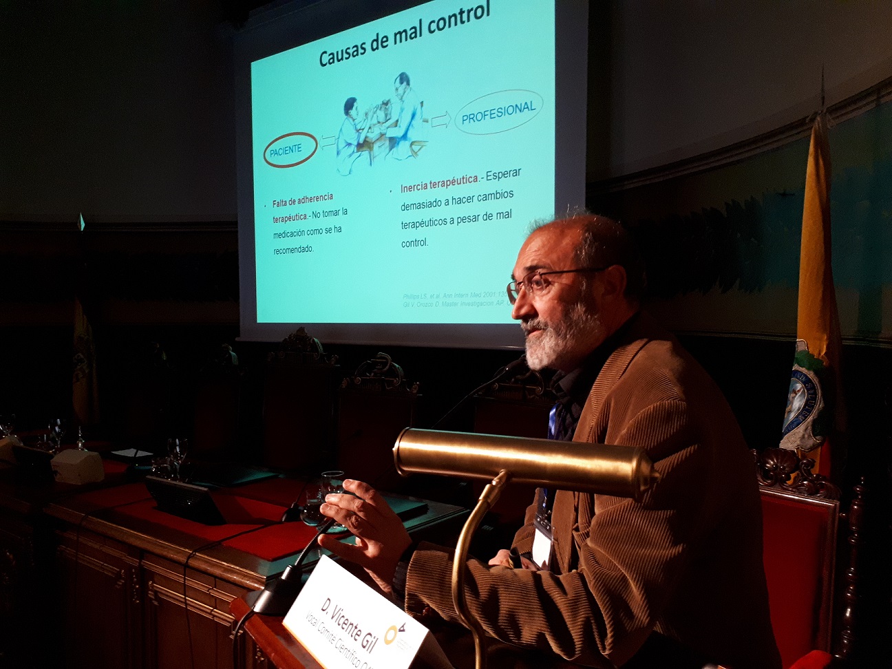 El profesor Vicente Gil, durante las VI Jornadas de Adherencia al Tratamiento.